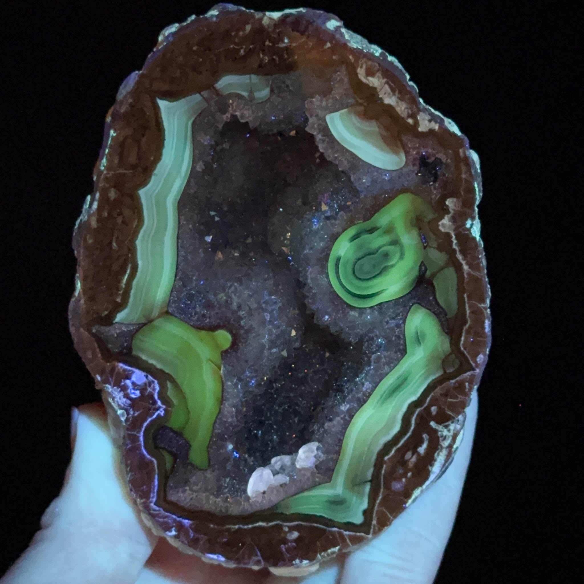 UV fluorescence inside a baker egg geode