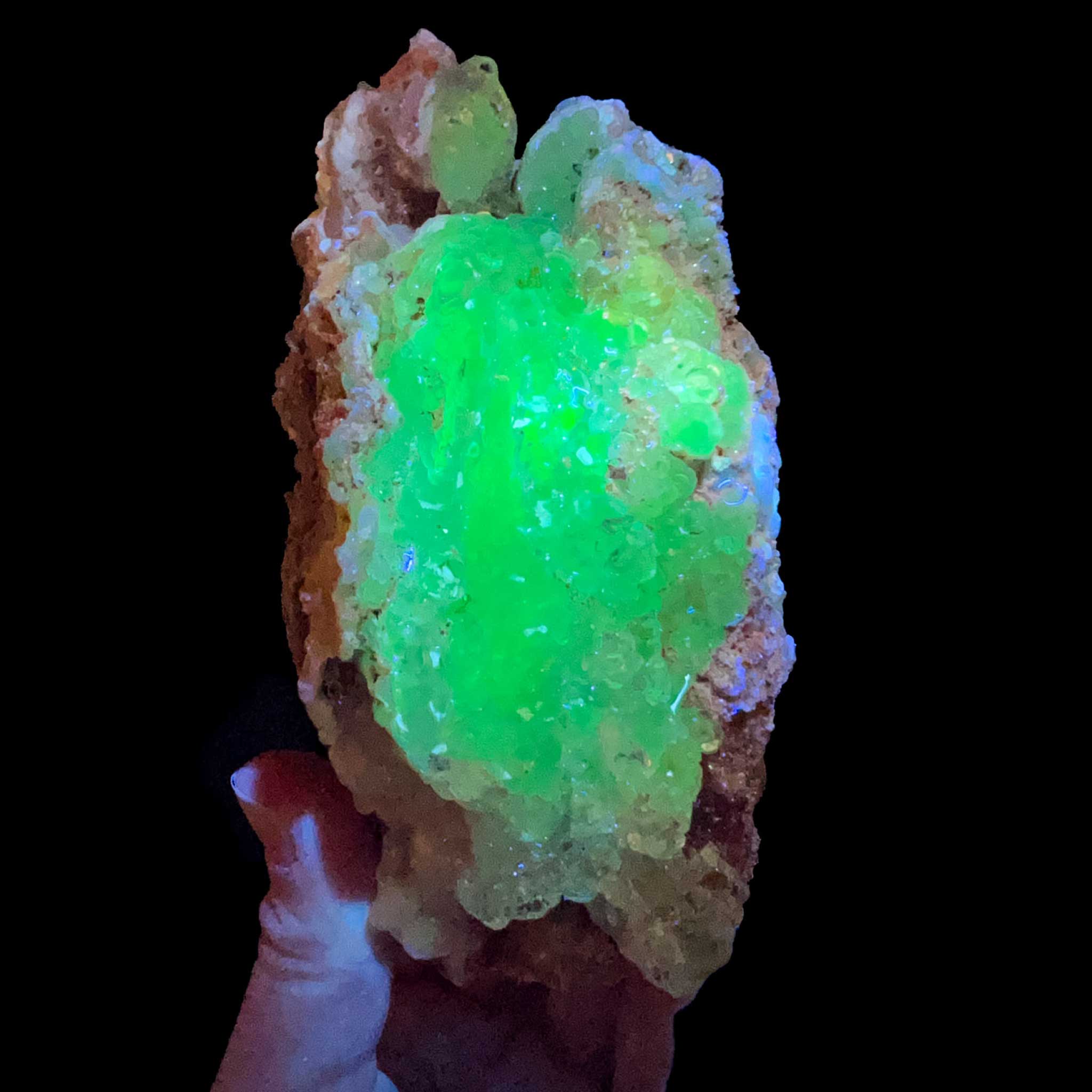 Hyalite Opal displaying green UV fluorescence