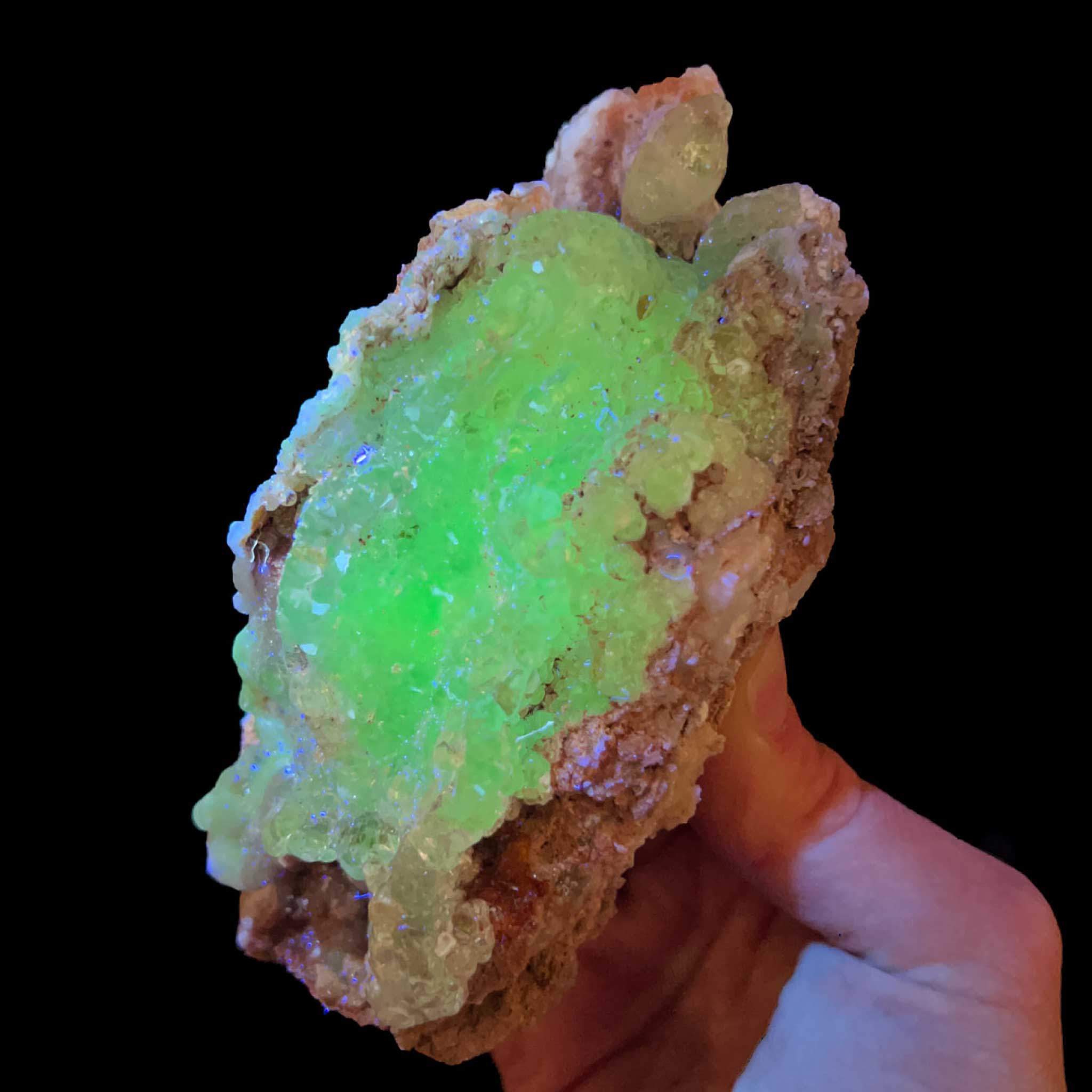Hyalite Opal displaying UV fluorescence